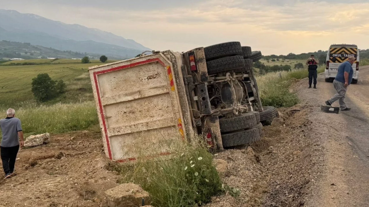 Bursa'da kaza! Devrilen kamyonun sürücüsü yaralandı