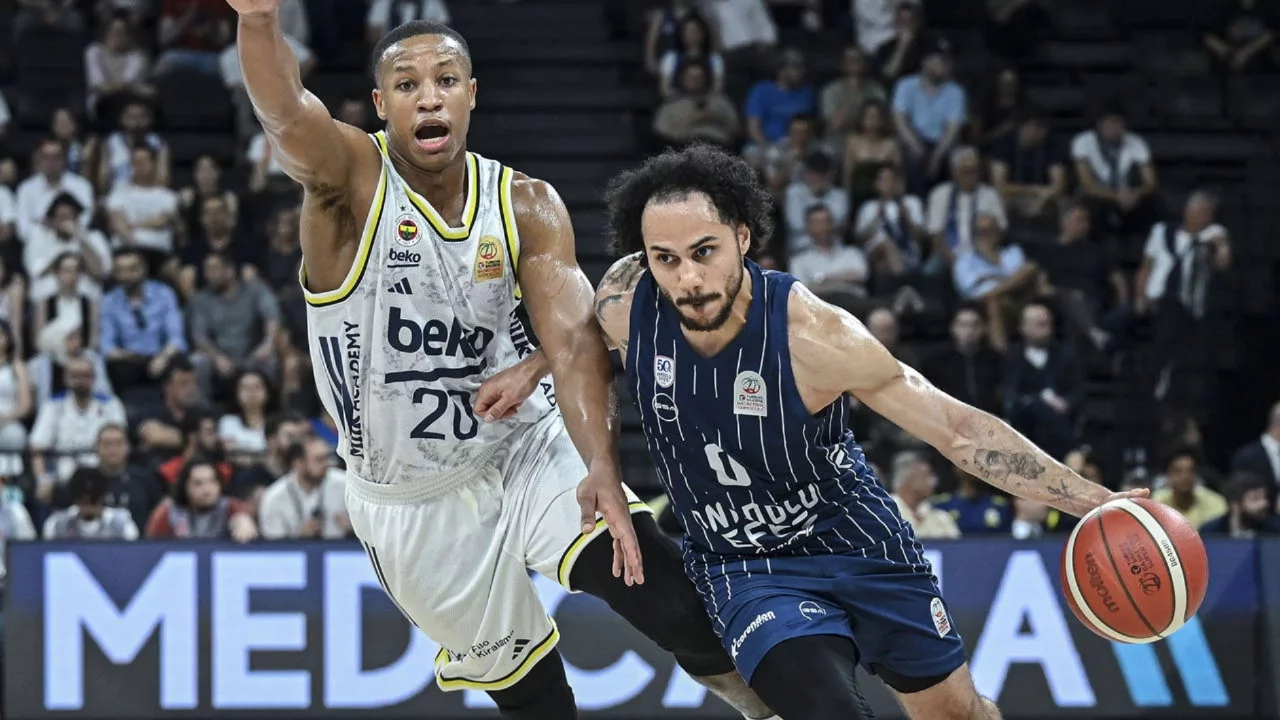 Anadolu Efes, Fenerbahçe Beko'yu 102-93 yendi