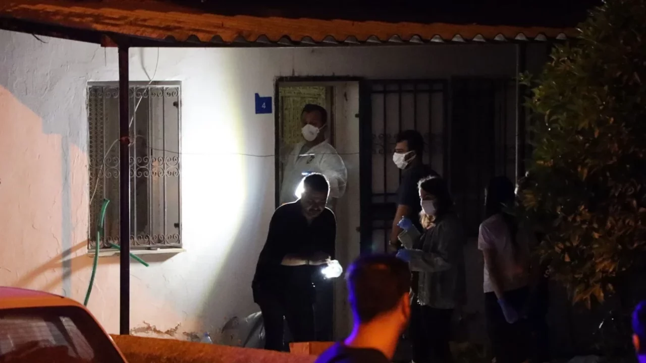 Babasının cenazesiyle 2 gün aynı evde yaşadı