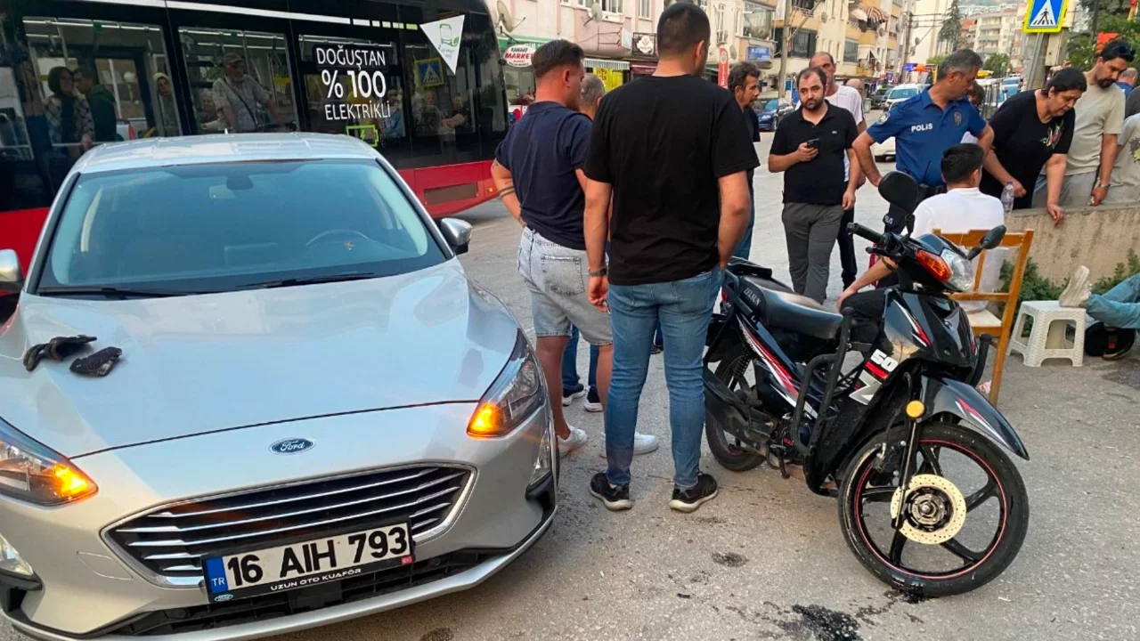 Bursa'da motosiklet, manevra yapan otomobile çarptı: 2 kişi yaralandı