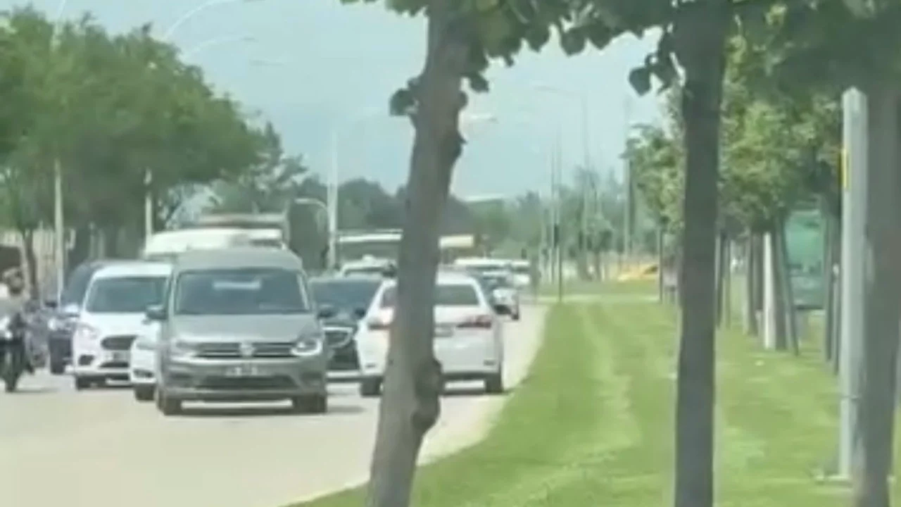 Bursa'da ters şeritten giden otomobil, trafiği kilitledi