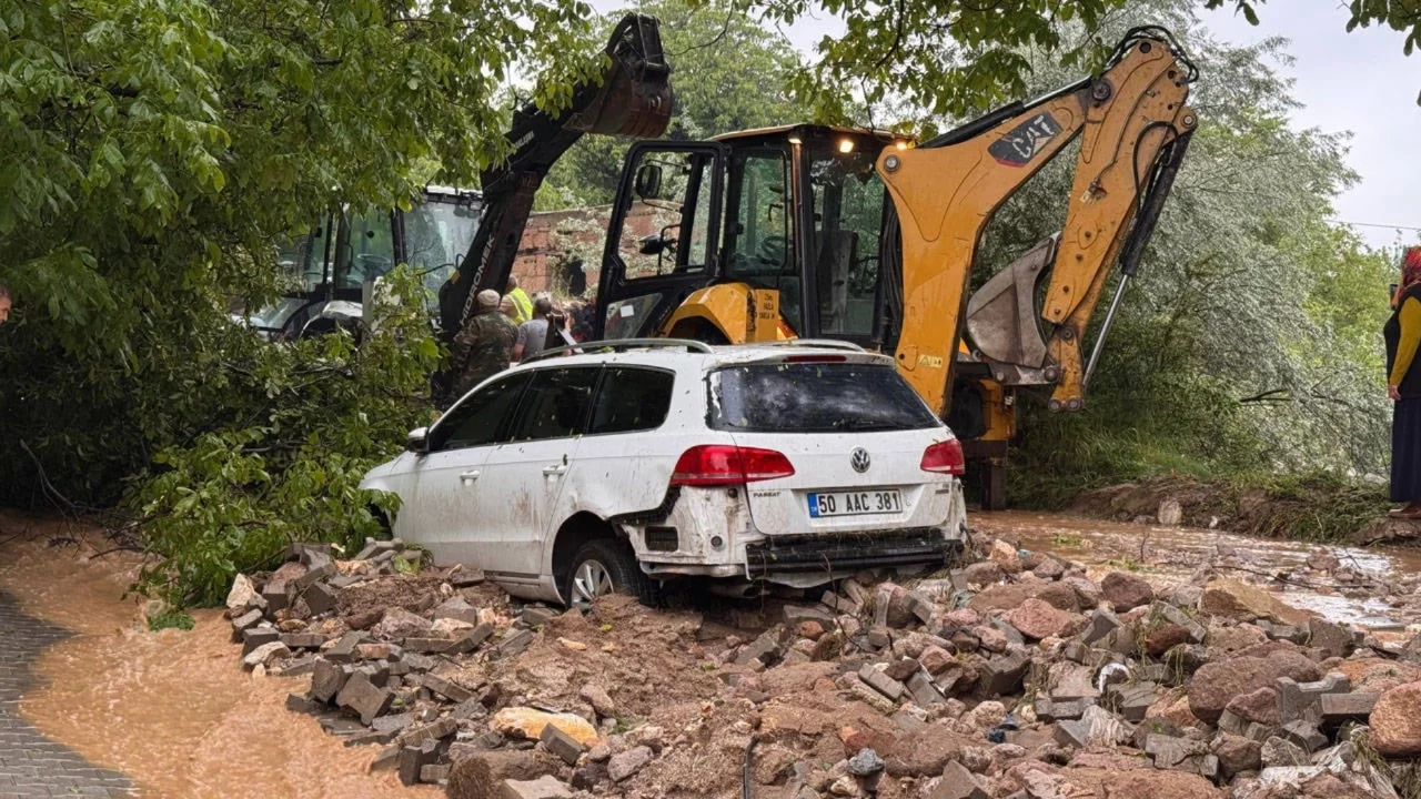 Niğde'de şiddetli yağış sonucu 3 araç sele kapıldı