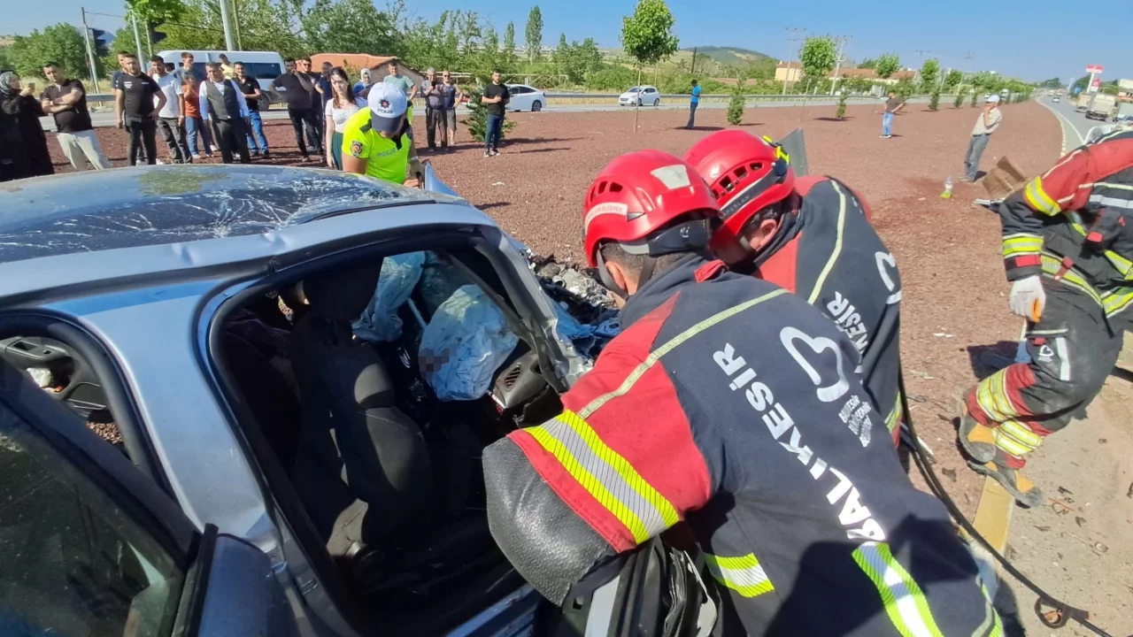 Balıkesir'de kamyonet ile otomobil çarpıştı: 5 yaralı