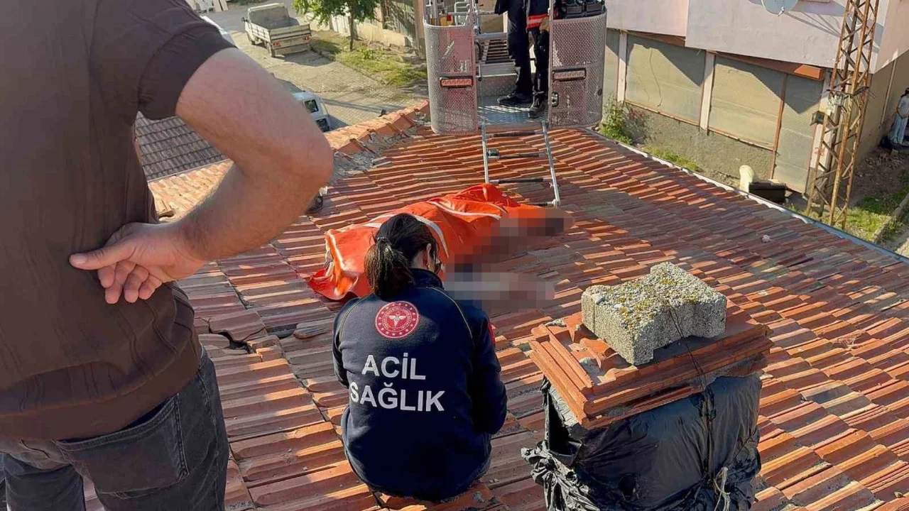 Tamir için çıktığı çatıda düşen kişi hayatını kaybetti