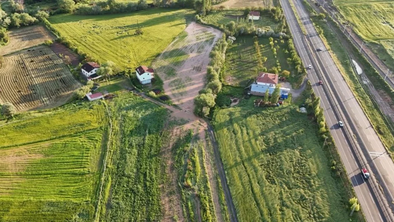 Kanaldan akan sular sele döndü, evler ve tarlalar sular altında kaldı
