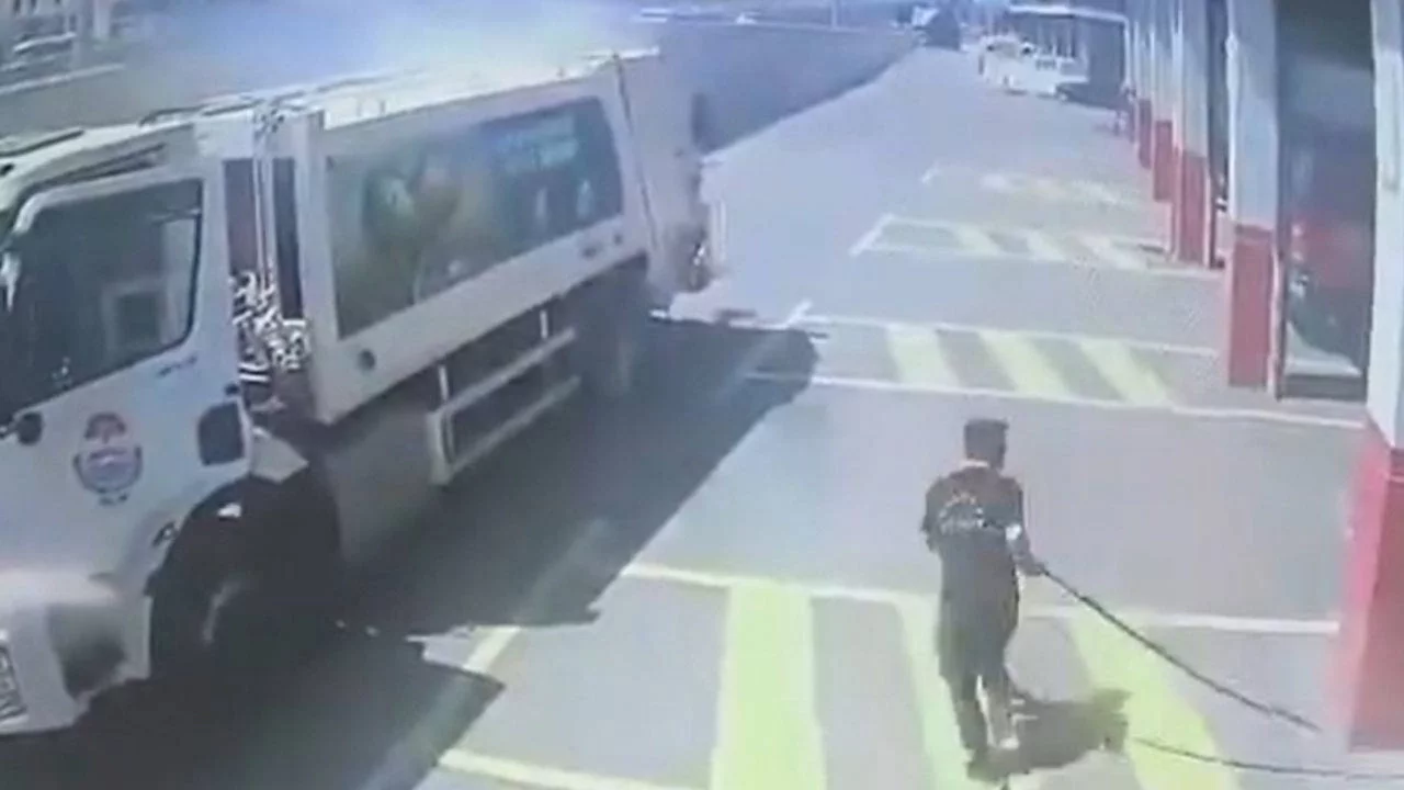 Yanan çöp kamyonunu itfaiye istasyonuna götürdü