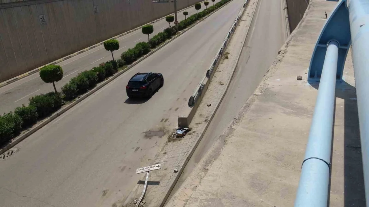 Hurdaya dönen araçtaki 3 kişi yaralandı