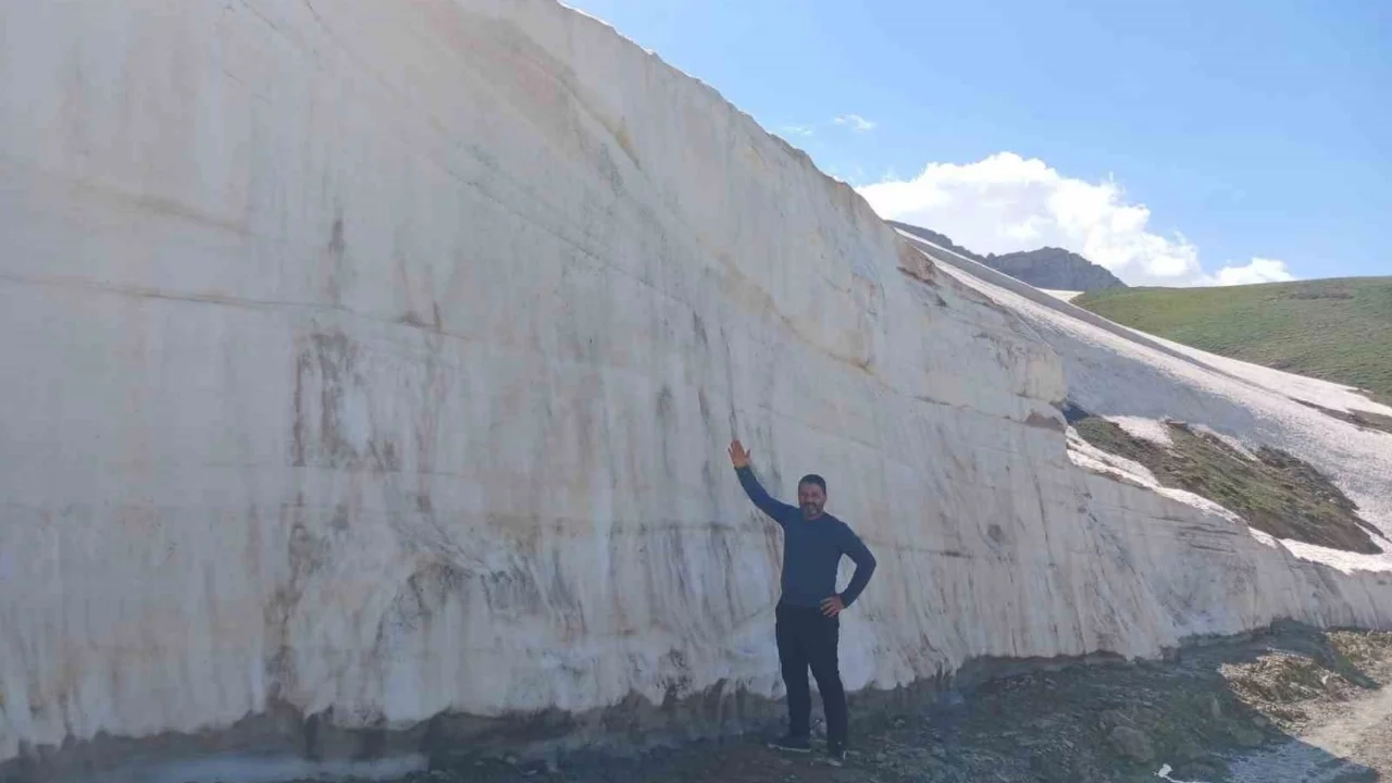 Hakkari'de yaz mevsiminde 5 metreyi bulan kar yığını şok etti