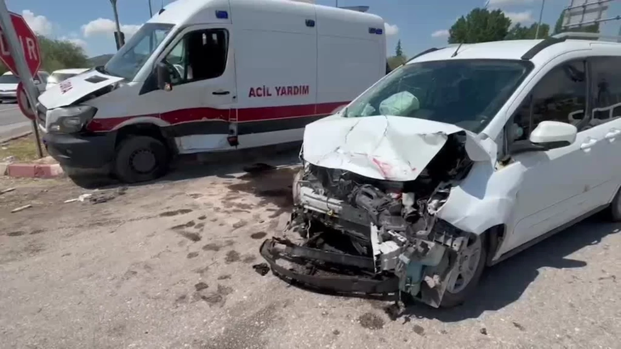 Kütahya'da özel ambulansla hafif ticari aracın çarpıştı: 7 kişi yaralandı