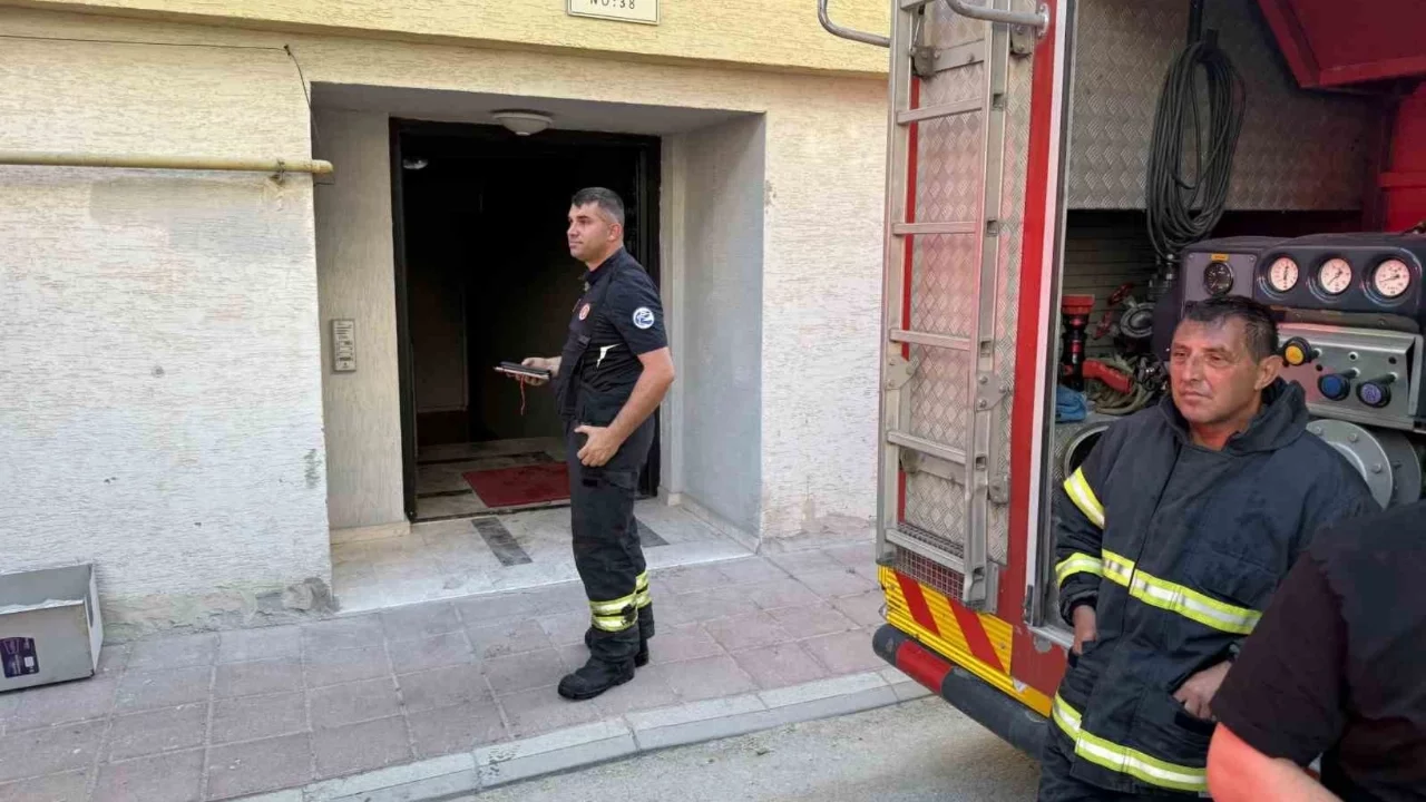 Apartman girişinde yangın paniği: 2 kişi dumandan etkilendi