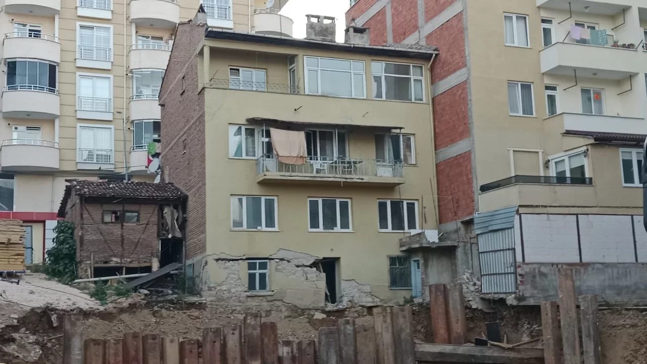 Temel kazısı yapılan sokağın yanındaki 3 katlı bina tahliye edildi