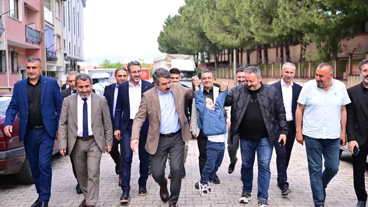 Yıldırım Belediye Başkanı Oktay Yılmaz, vatandaşlarla bir araya gelip taleplerini ve isteklerini dinliyor