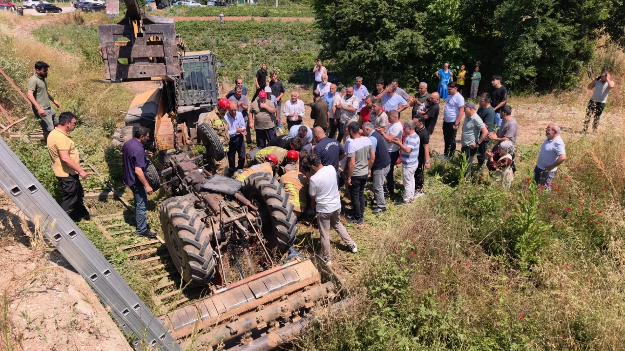 Bursa'da kontrolden çıkan traktör köprüden aşağı uçtu