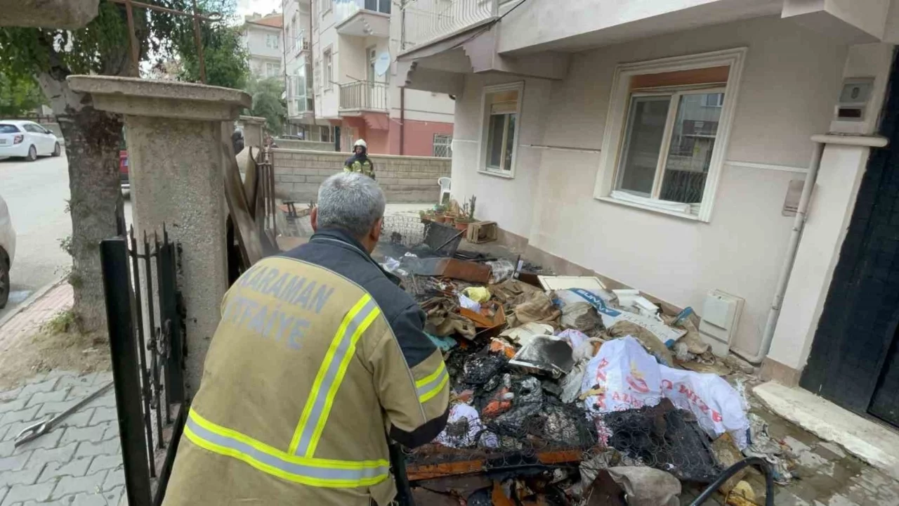 Apartmanın bahçesindeki atık eşyaların yanması paniğe yol açtı