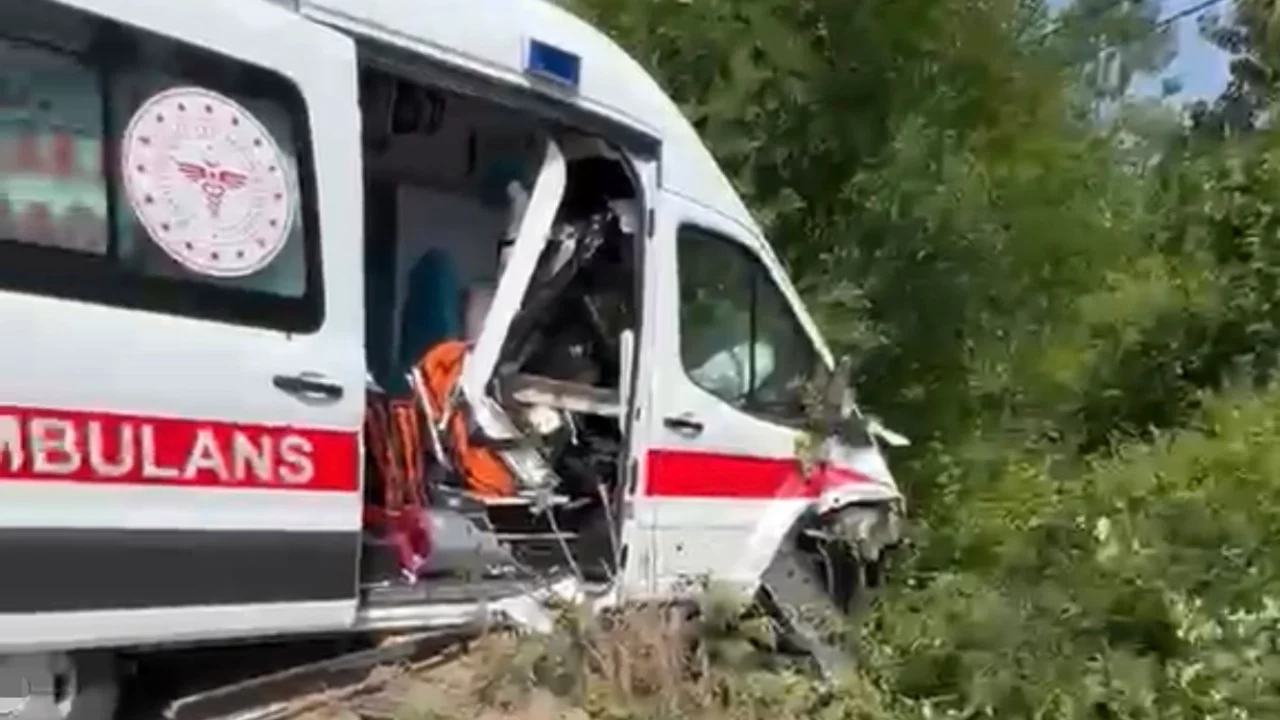 Kocaeli'de hasta taşıyan ambulans kaza yaptı: 3 kişi hafif yaralandı