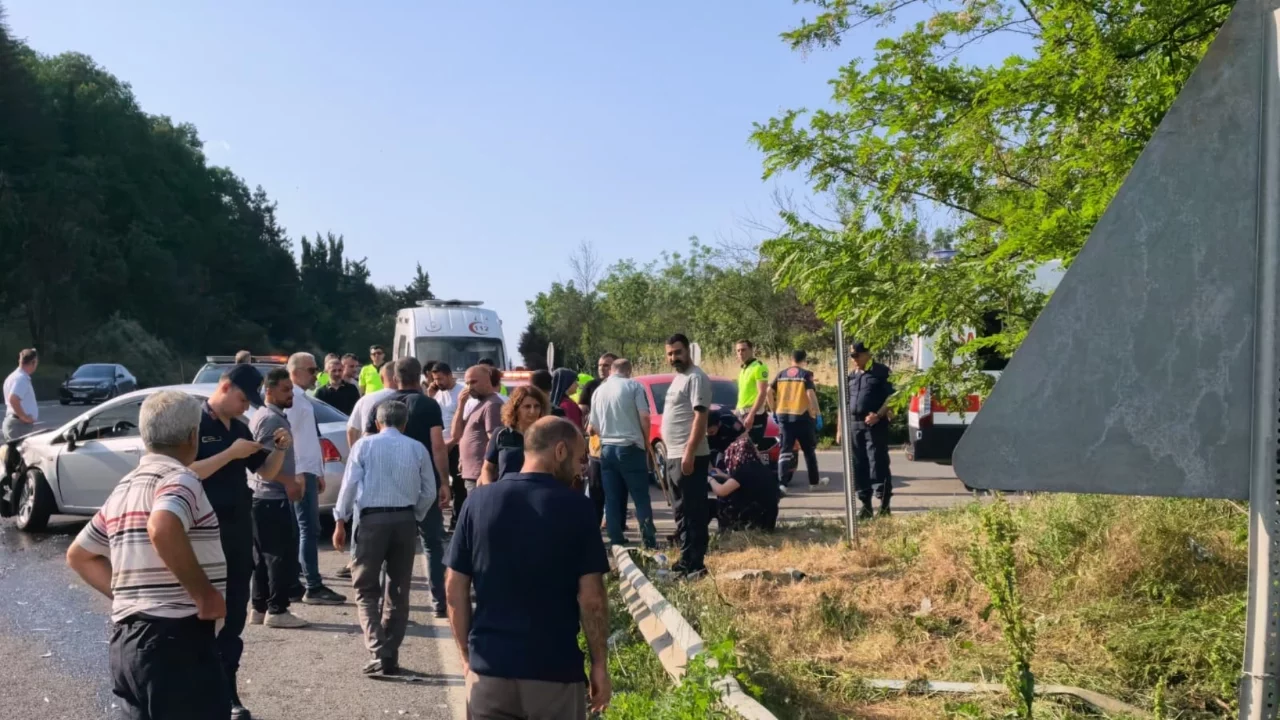 Bursa'da iki otomobil çarpıştı: Çok sayıda yaralı