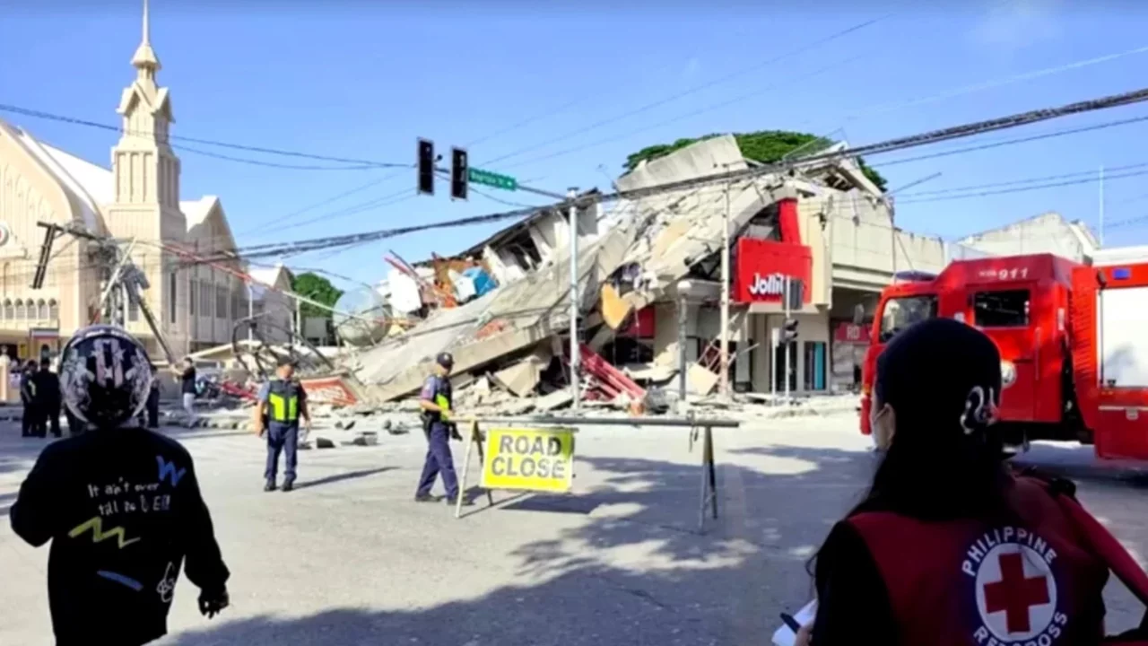 Filipinler'de 7.8 büyüklüğünde deprem: Tsunami uyarısı yapıldı