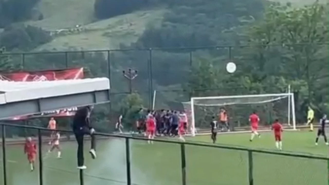 Amatör maçta futbolcular birbirine girdi