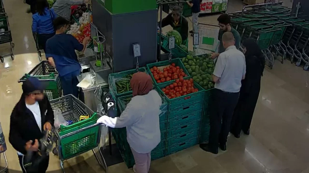Markette çanta hırsızlığı kamerada