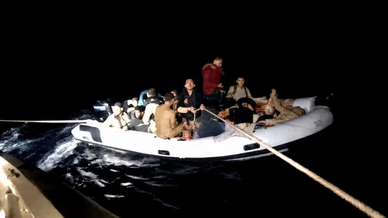 İzmir açıklarında 18 düzensiz göçmen yakalandı
