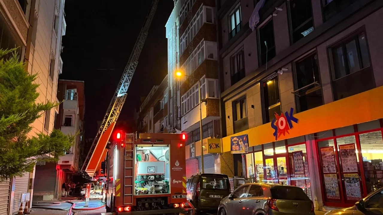 İstanbul'da 4 katlı binanın çatısında yangın