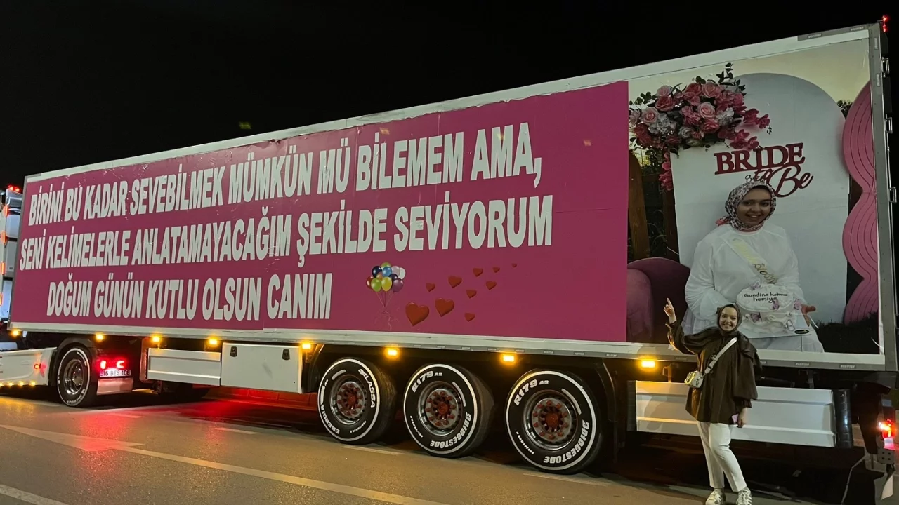 Bursa'da romantik jest: Eşinin doğum günü için 25 metrelik tırı kaplattı!