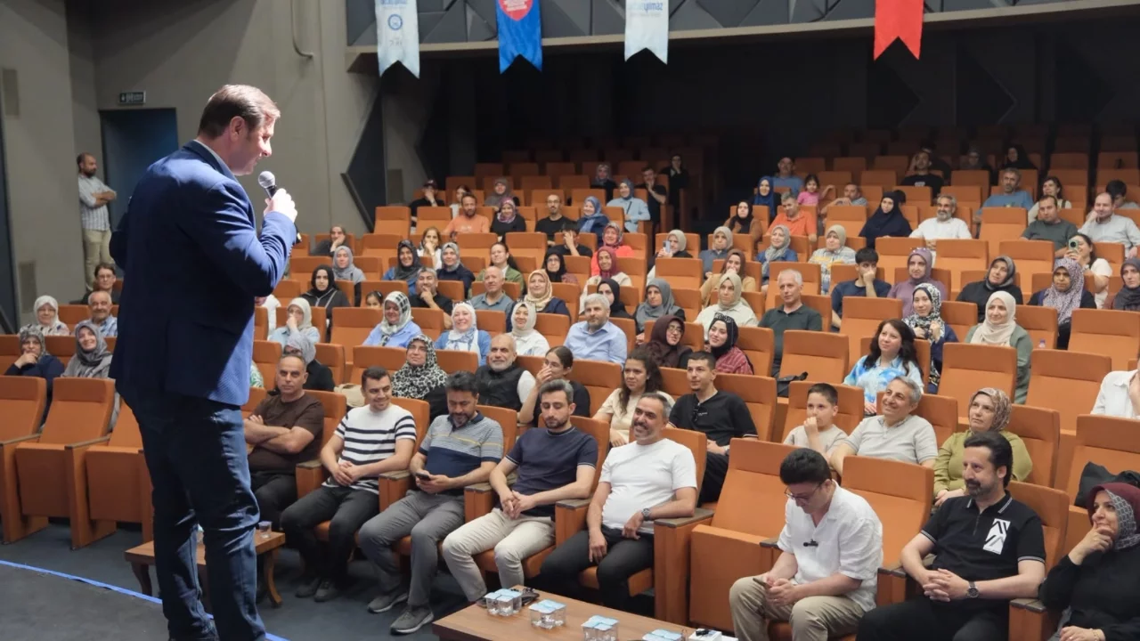 Zekeriya Efiloğlu, 'Dijital Çağda Ebeveyn Olmak' söyleşisi ile Bursalılarla bir araya geldi