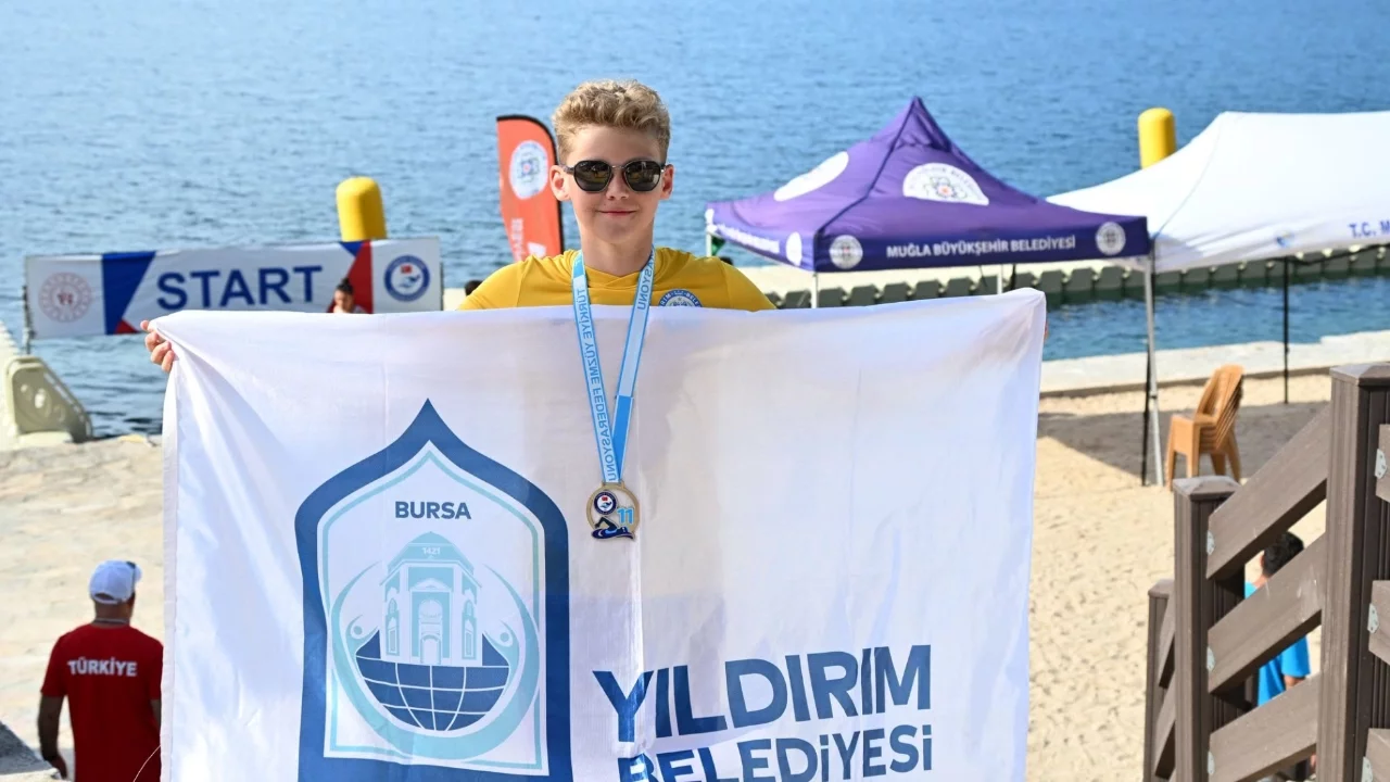 Yıldırımlı yüzücülerden gururlandıran başarı