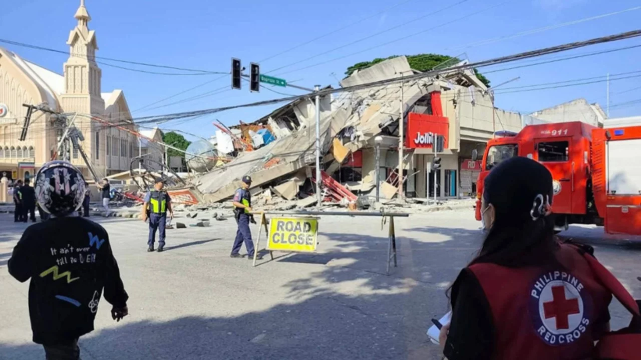 Filipinler'de 7.8 büyüklüğünde dev deprem