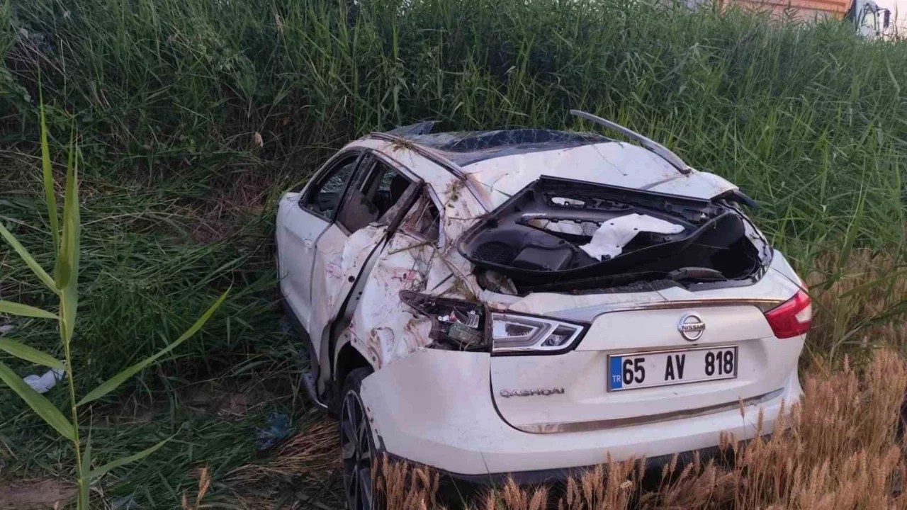 Manisa'da otomobil ile kamyon çarpıştı: 2'si çocuk 3 yaralı