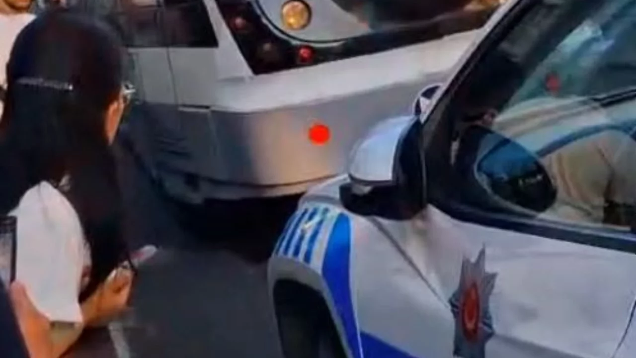 İstanbul'da raylara düşen çocuk tramvayın altında can verdi