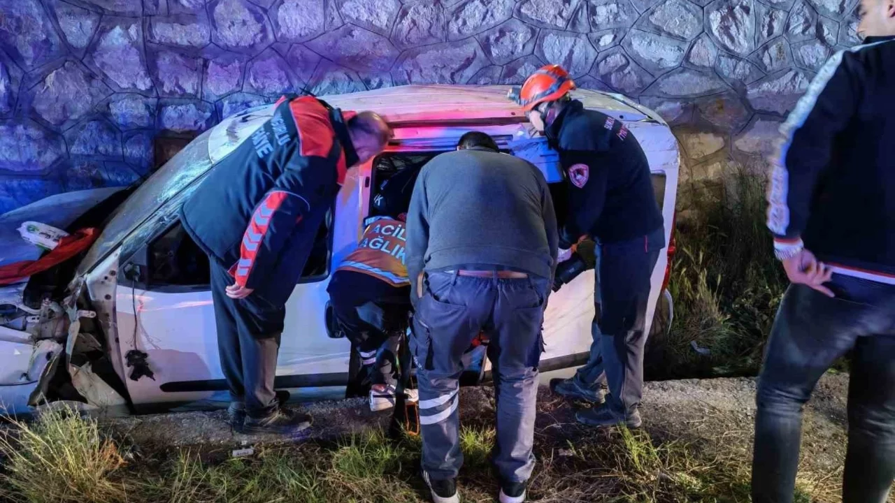 Kontrolden çıkan araç istinat duvarından yan yola uçtu: 2 yaralı
