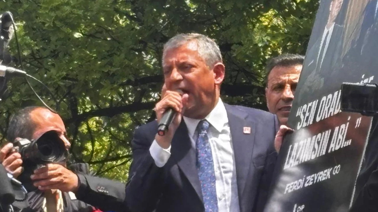 Özgür Özel, TBMM önünde kalabalığa seslendi: Asla teslim olmayacağım!