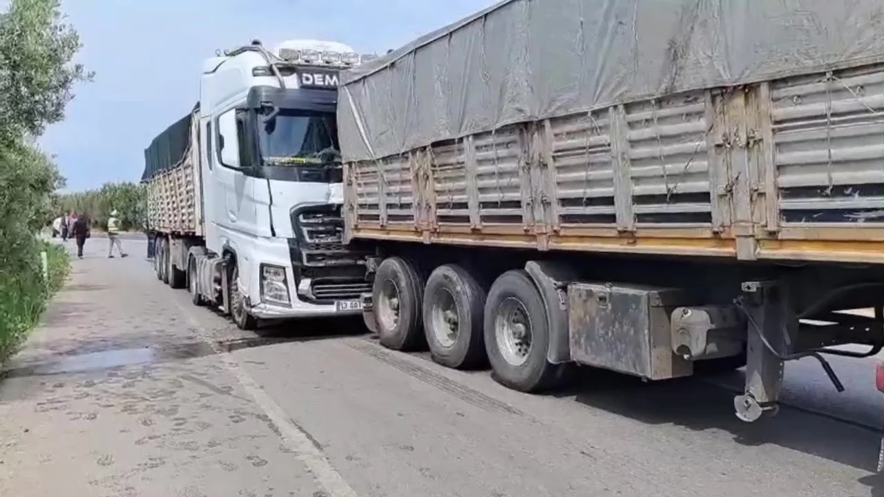 Bursa'da kömür yüklü tırlar çarpıştı!