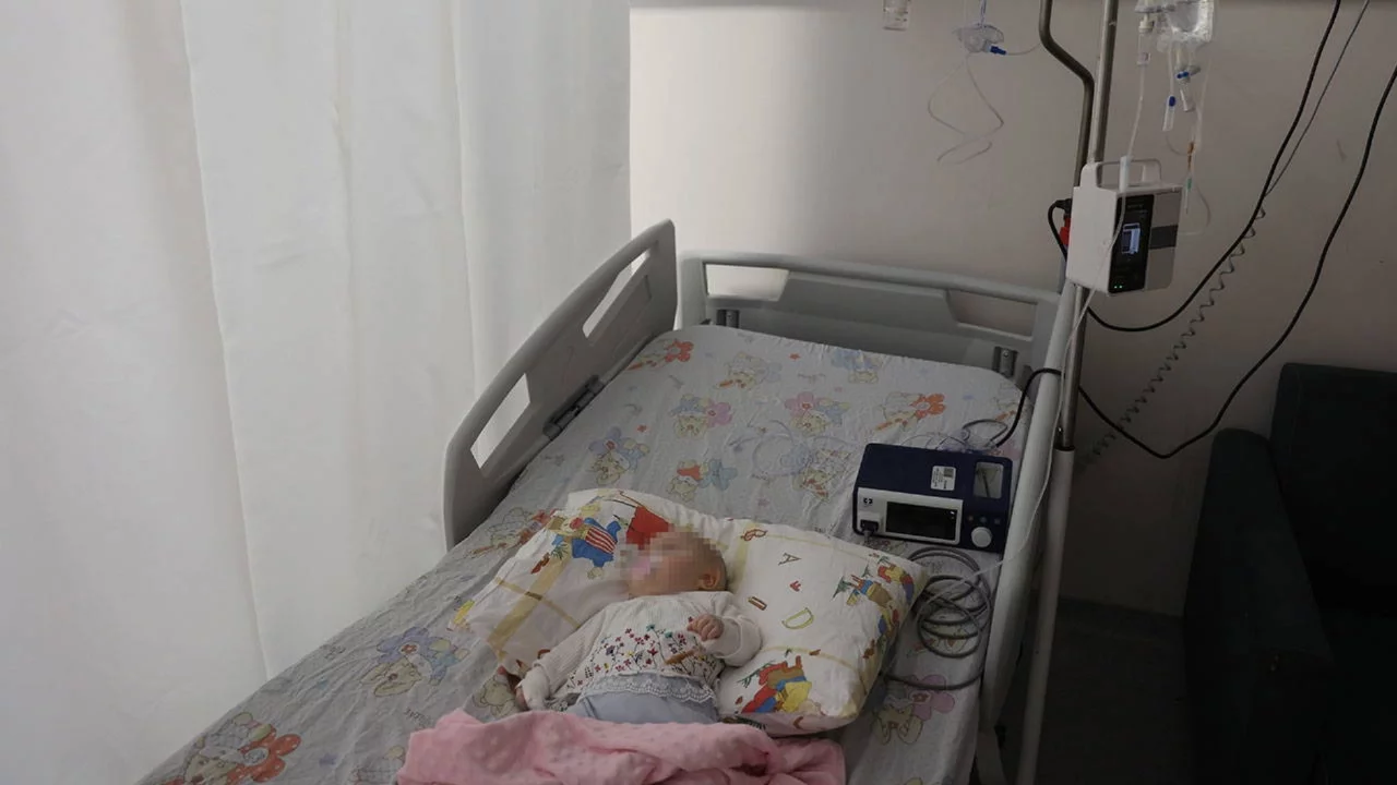 Hatay'da hastanede skandal: Hemşire serumu çıkarırken 5 aylık bebeğin parmağını kesti