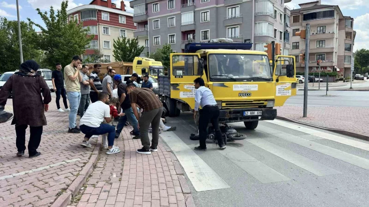 Konya'da kamyonetin altında kalan elektrikli bisiklette can pazarı: 3'ü çocuk 4 yaralı
