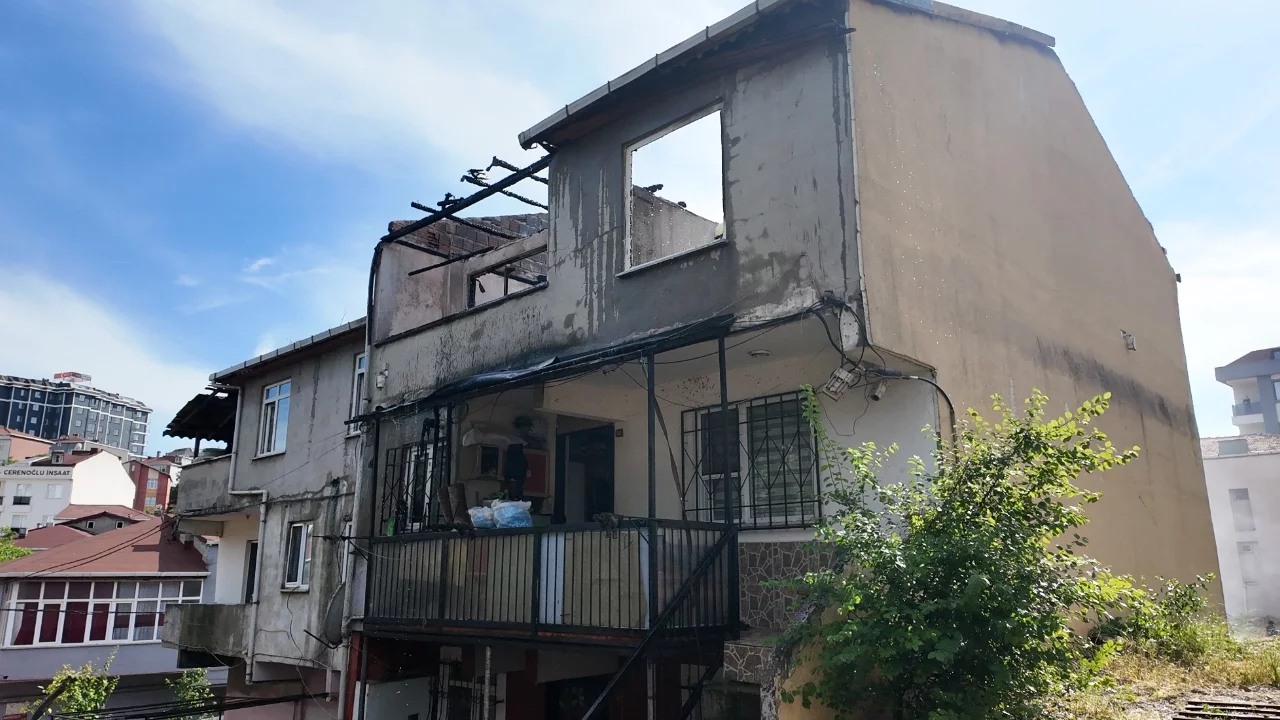 İzolasyon malzemeleri tutuşan çatı alevlere teslim oldu