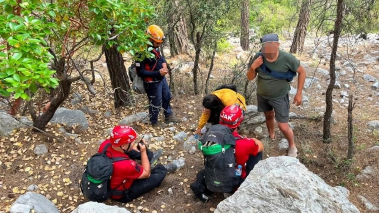 Dağlık alanda mahsur kalan 2 kişi, SOS mesajıyla kurtarıldılar