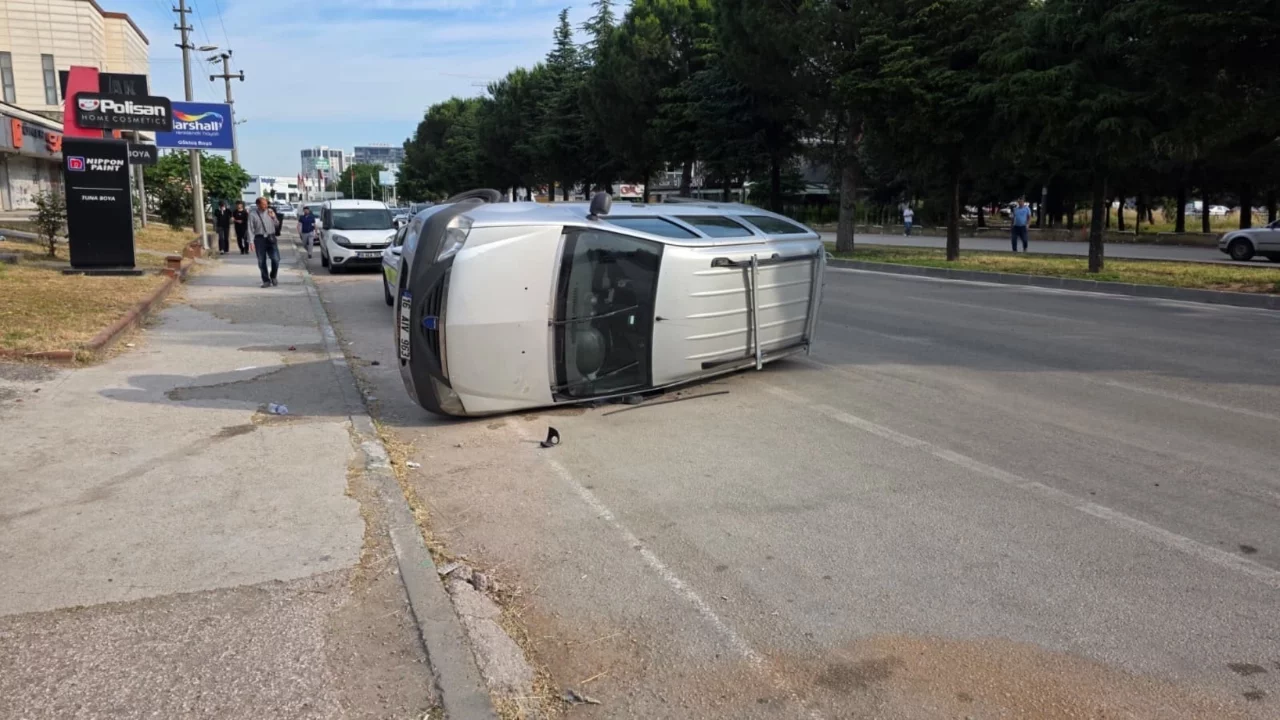 Bursa'da kaldırıma çarpan araç takla attı!