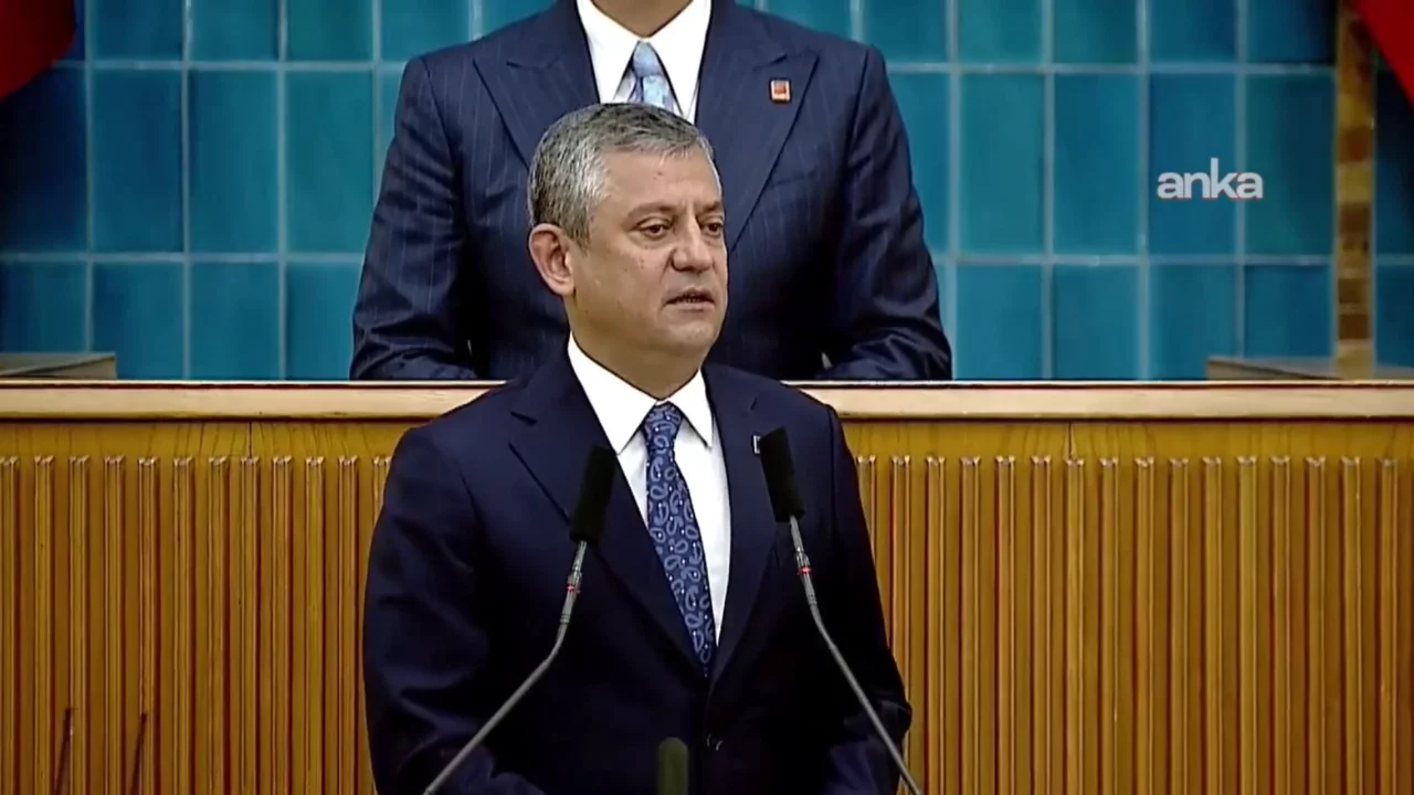 Özgür Özel: "Geçmişine saygımdan susuyorum, burası seçilmişlerin yeridir; teslim olmayacağız, o kurultayı yapacaksınız!"
