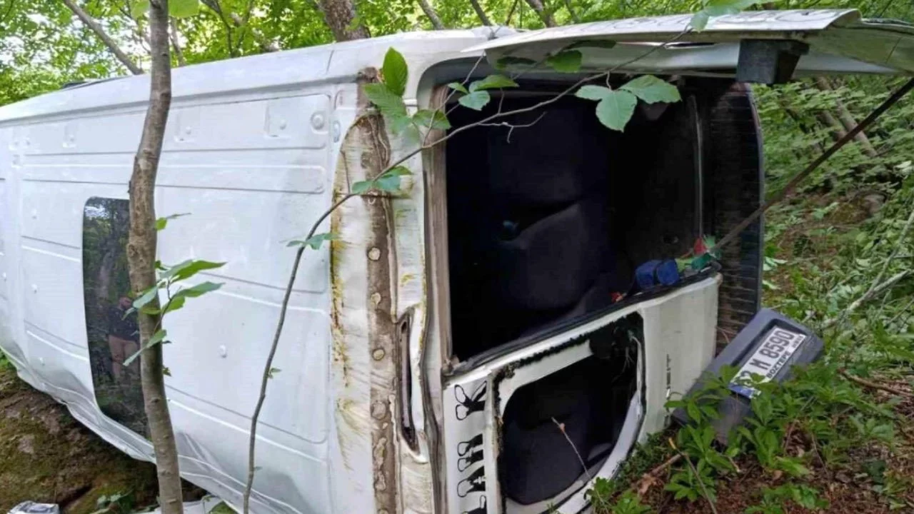 Uçuruma yuvarlanan minibüsteki 5'i çocuk 10 kişi yaralandı