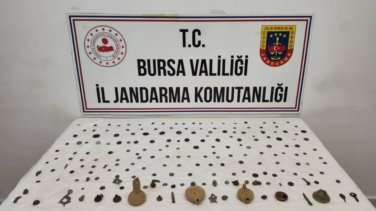 Bursa'da tarihi eser operasyonu: 202 sikke ve obje ele geçirildi