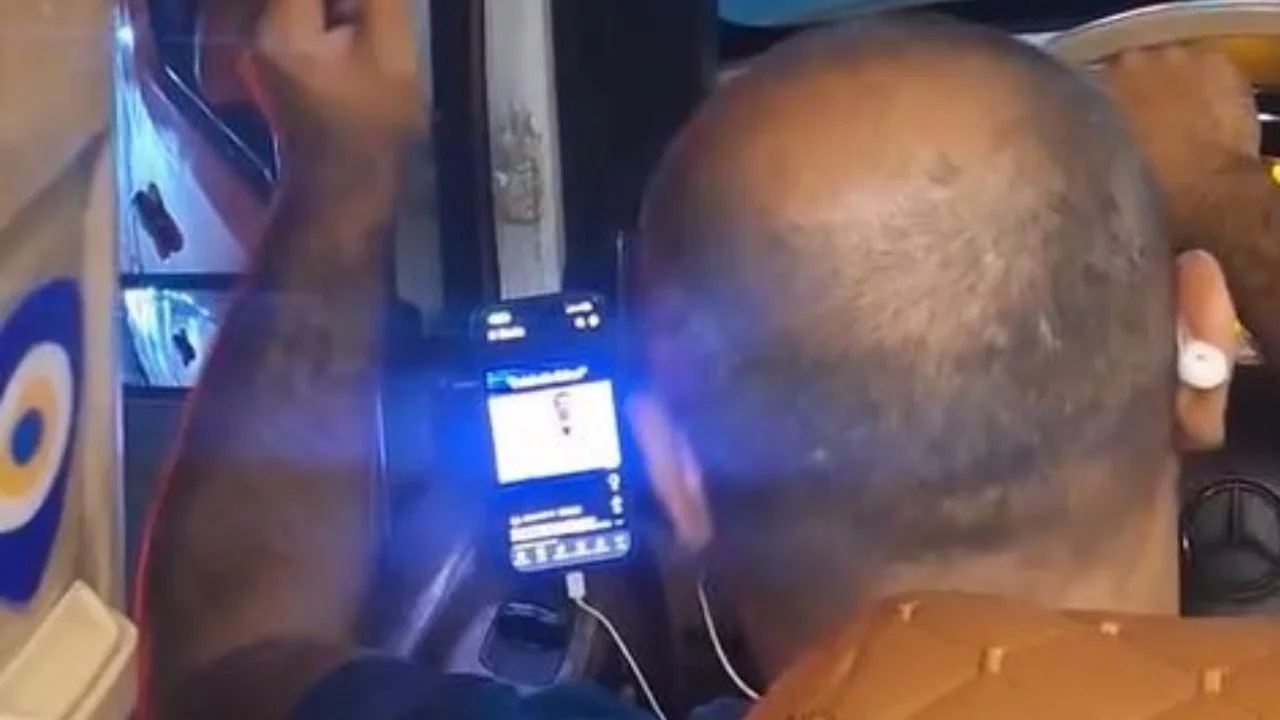 Minibüs şoförünün seyir halindeyken video izlediği anlar kamerada