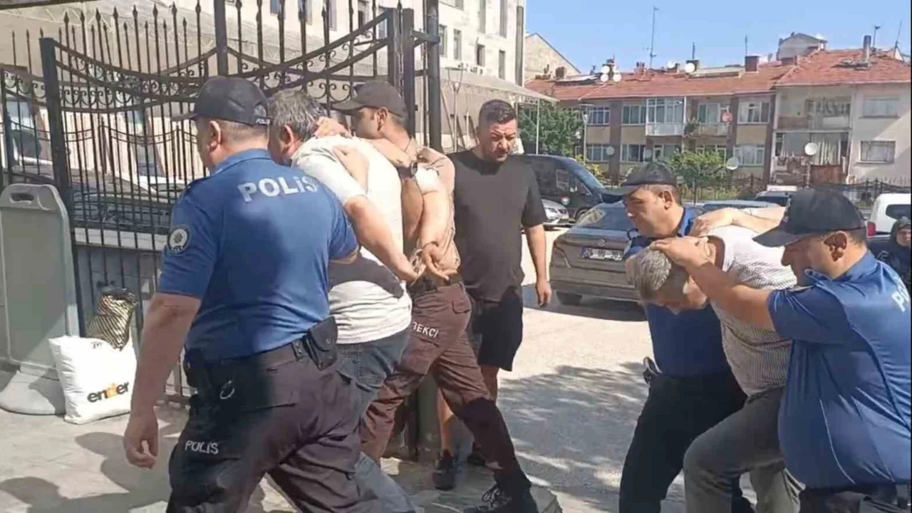 Okul girişinde bekçiyi darp eden 2 kişi tutuklandı