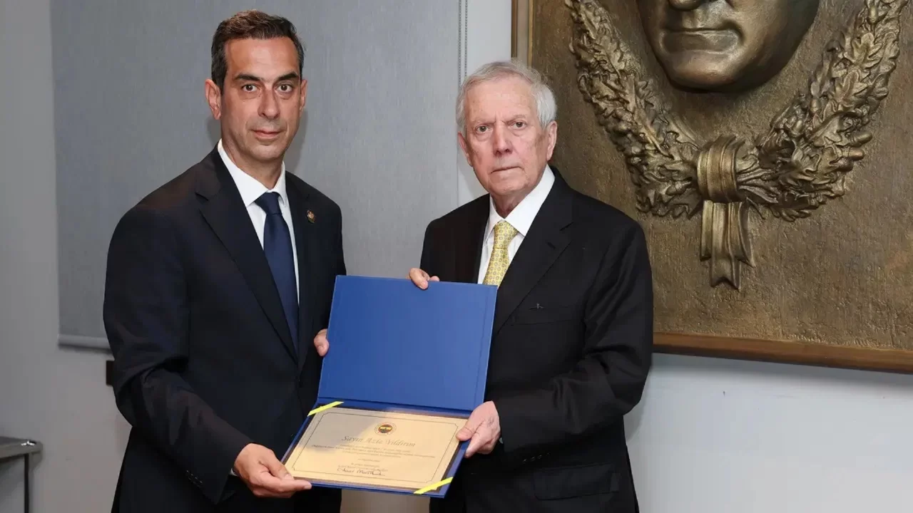 Fenerbahçe'de yeni dönem...  Aziz Yıldırım ve yönetim kurulu üyeleri mazbatalarını aldı