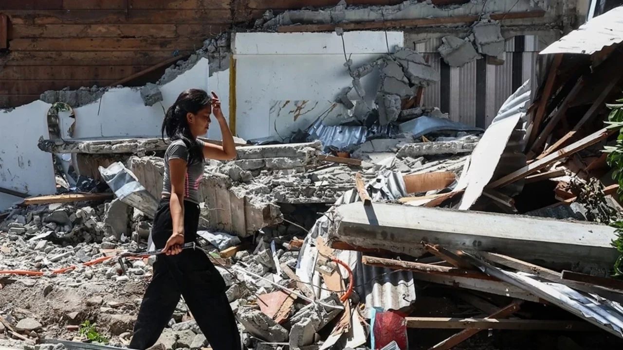 Filipinler'deki 7.8 büyüklüğündeki depremde can kaybı yükseliyor
