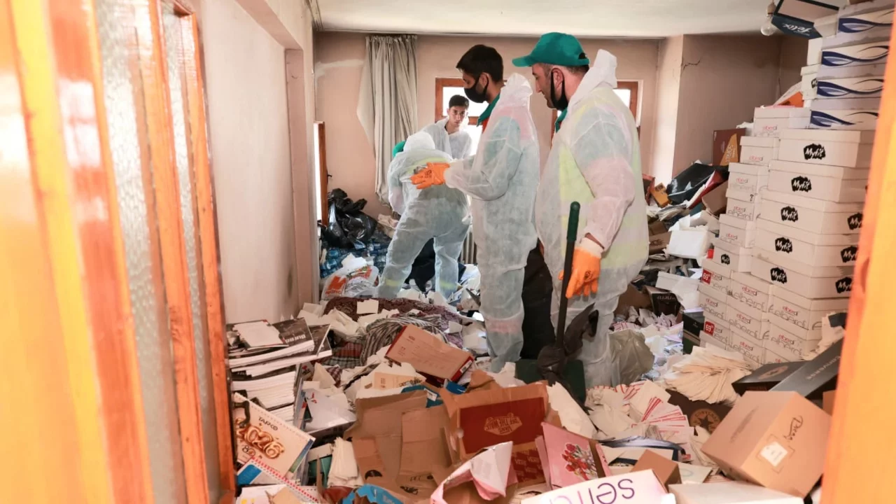 Osmangazi'de yıllardır temizlenmeyen evden 20 ton çöp çıktı