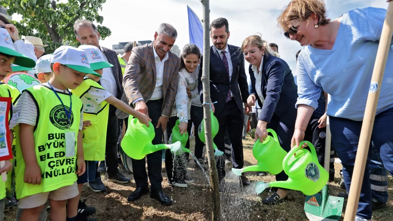 Bursa Büyükşehir Belediyesi, 200 fidanı toprakla buluşturdu