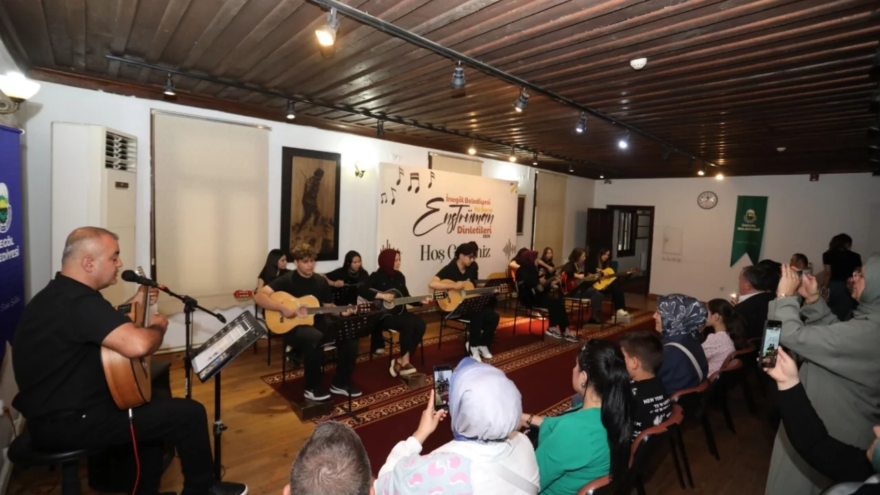 İnegöl Belediyesi'nin gitar kursu kursiyerleri sertifikalarını aldı