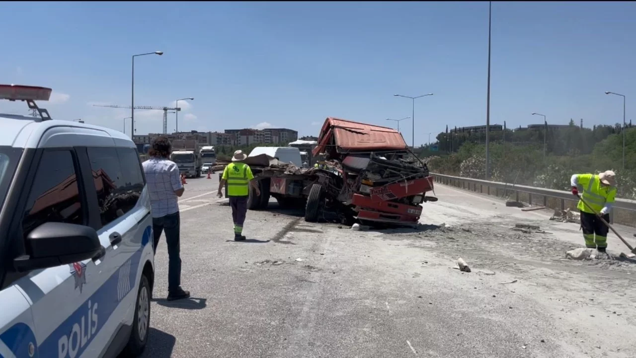 Bursa'da arızalanan kamyona çarpan tırın sürücüsü hayatını kaybetti
